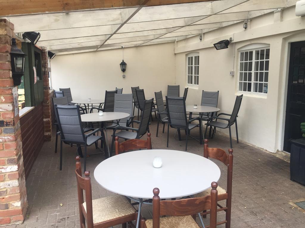 The Winchfield Inn Buitenkant foto