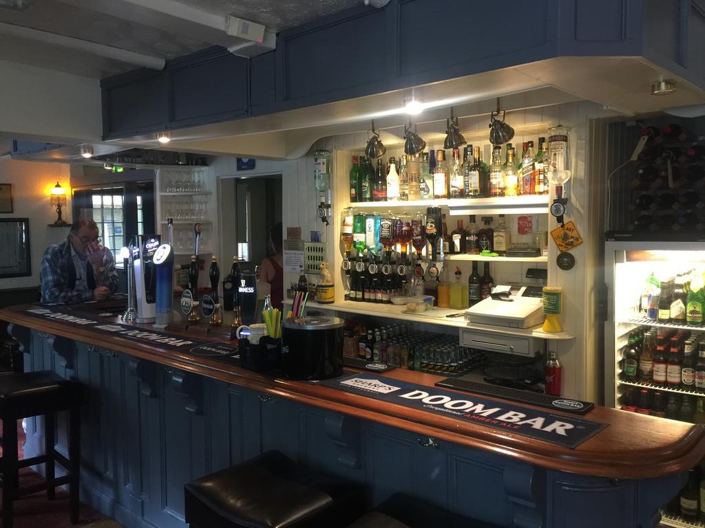 The Winchfield Inn Buitenkant foto